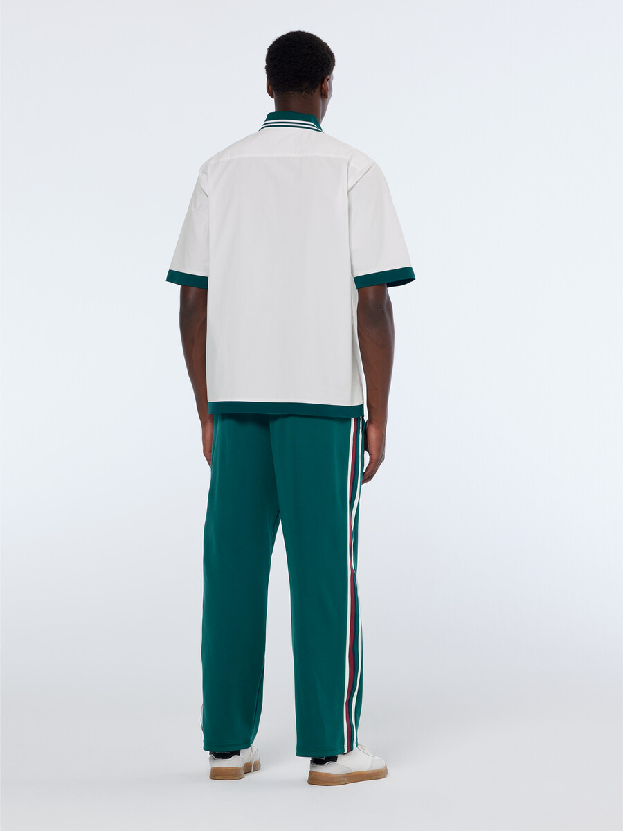 poloshirt aus popeline mit kontrastierender passform und lockerer passform