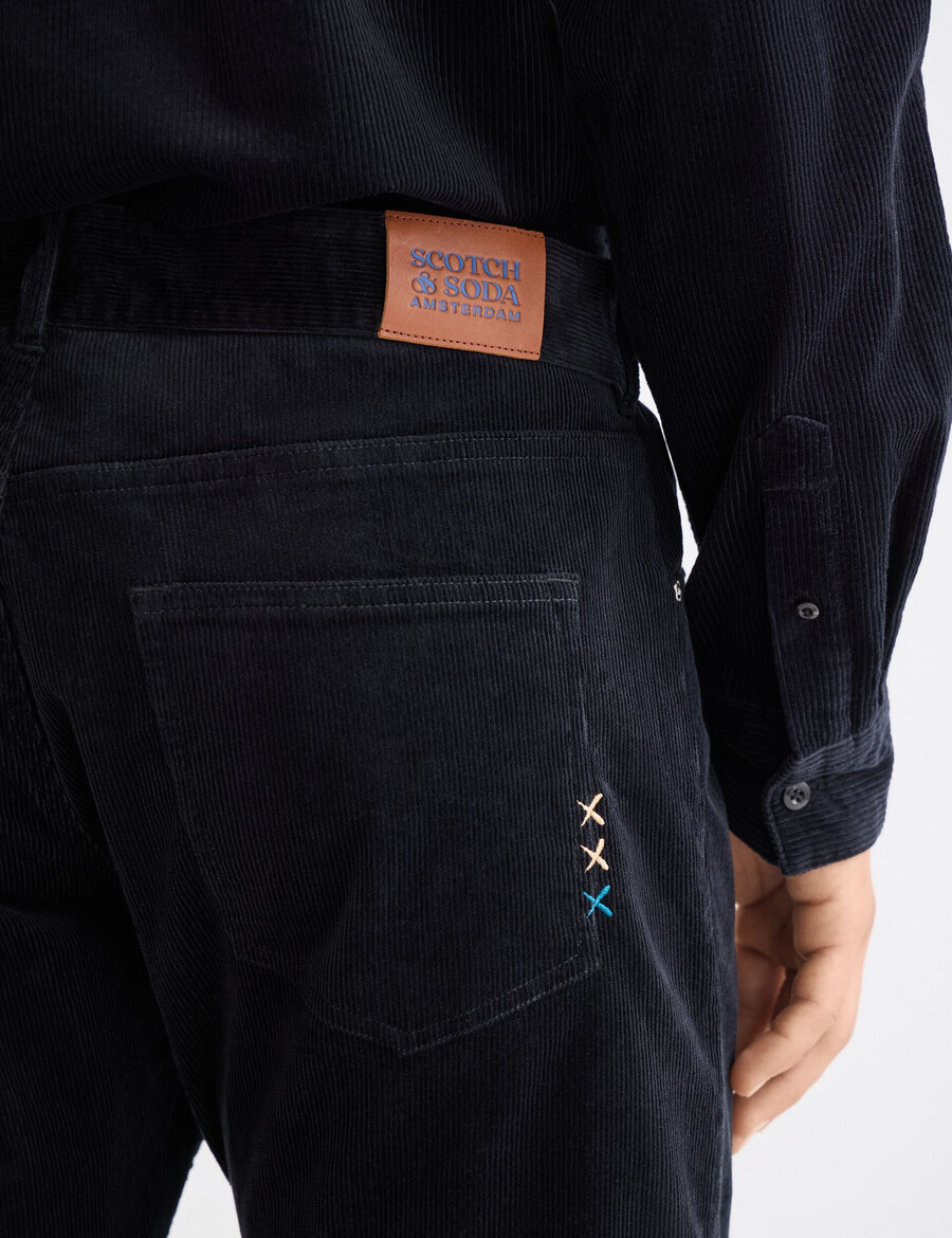die zee-straight-pants aus farbigem cord