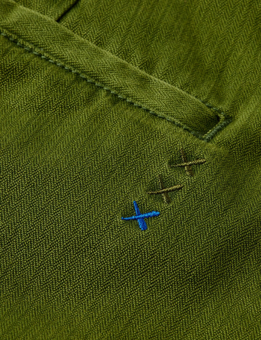 clarke - chino mit geradem schnitt und fischgrätmuster aus gewaschenem baumwollmischgewebe