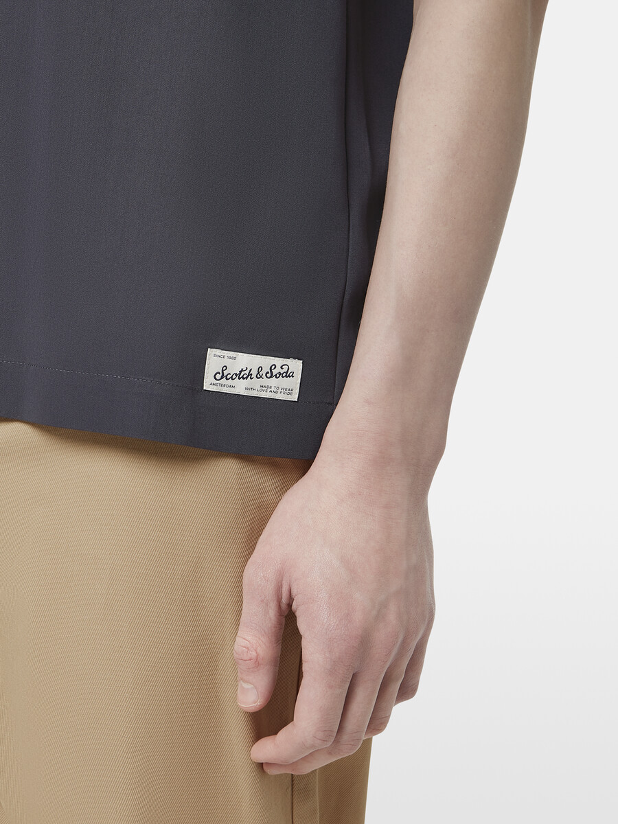 kurzarmhemd aus satin mit normaler passform