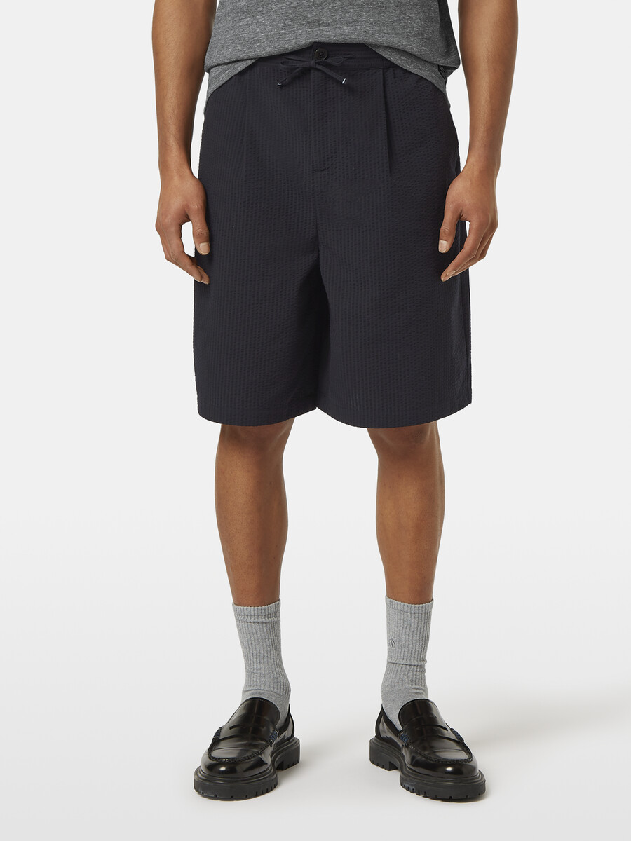 locker geschnittene plissierte bermuda-shorts aus seersucker