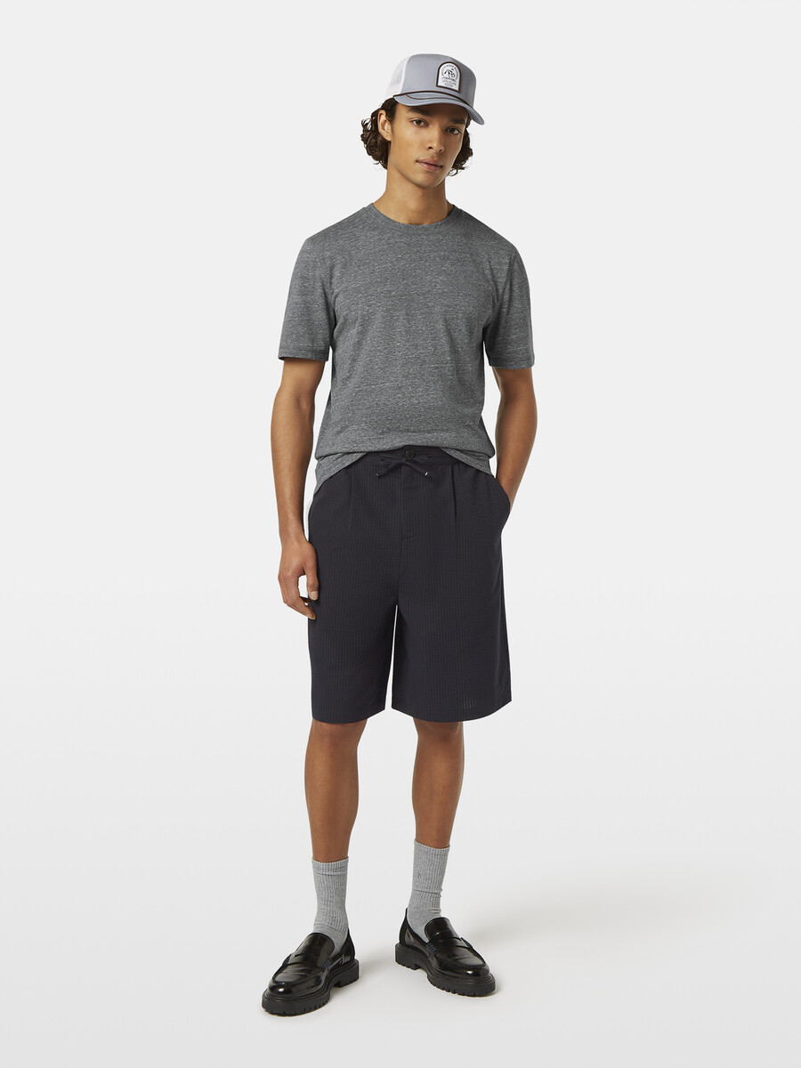 locker geschnittene plissierte bermuda-shorts aus seersucker