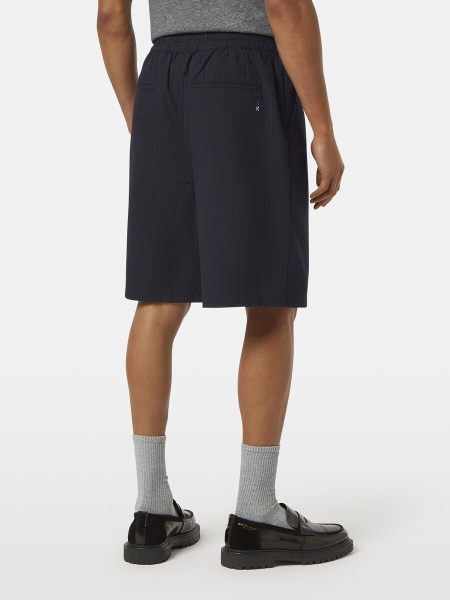 locker geschnittene plissierte bermuda-shorts aus seersucker