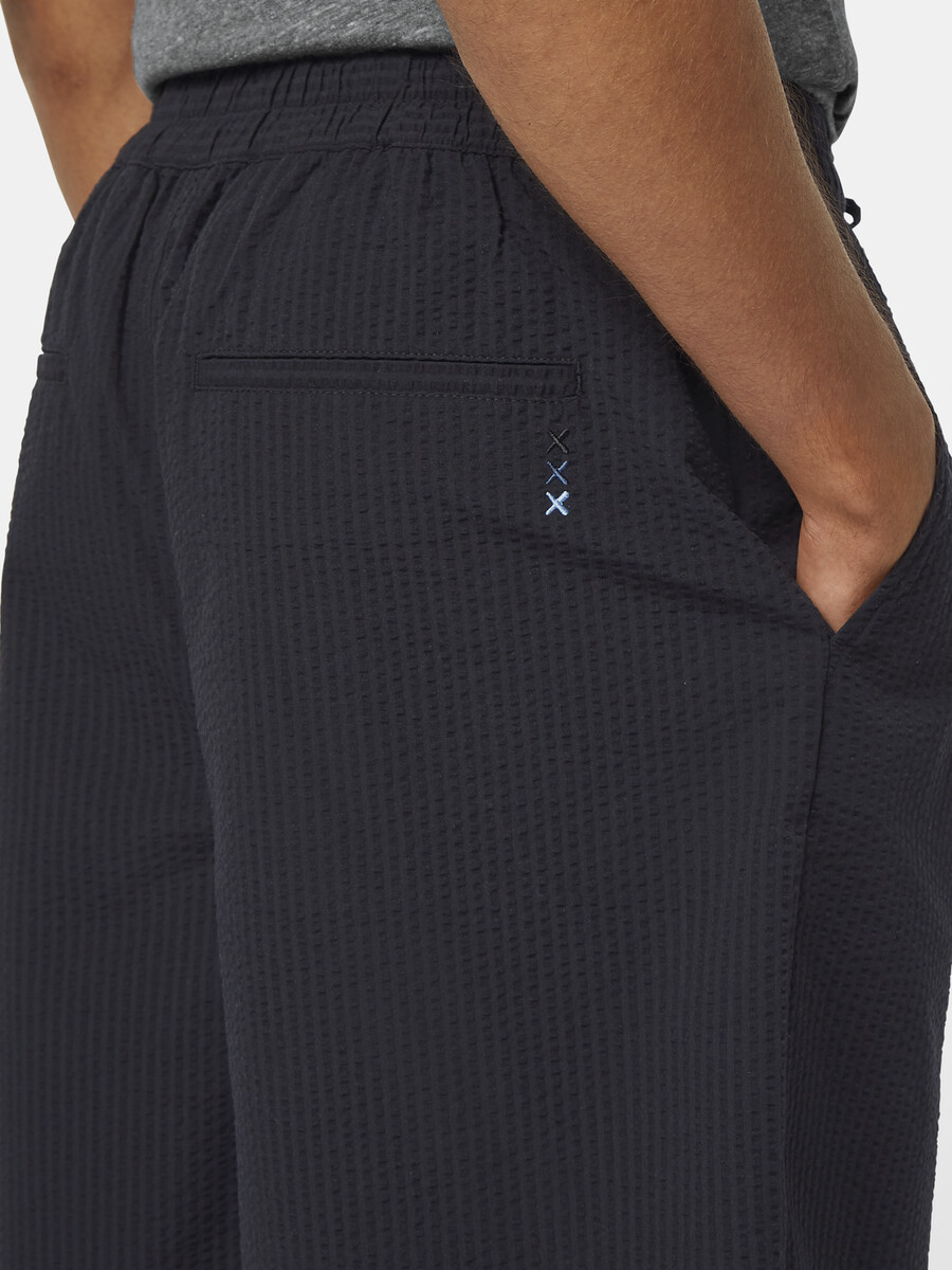 locker geschnittene plissierte bermuda-shorts aus seersucker