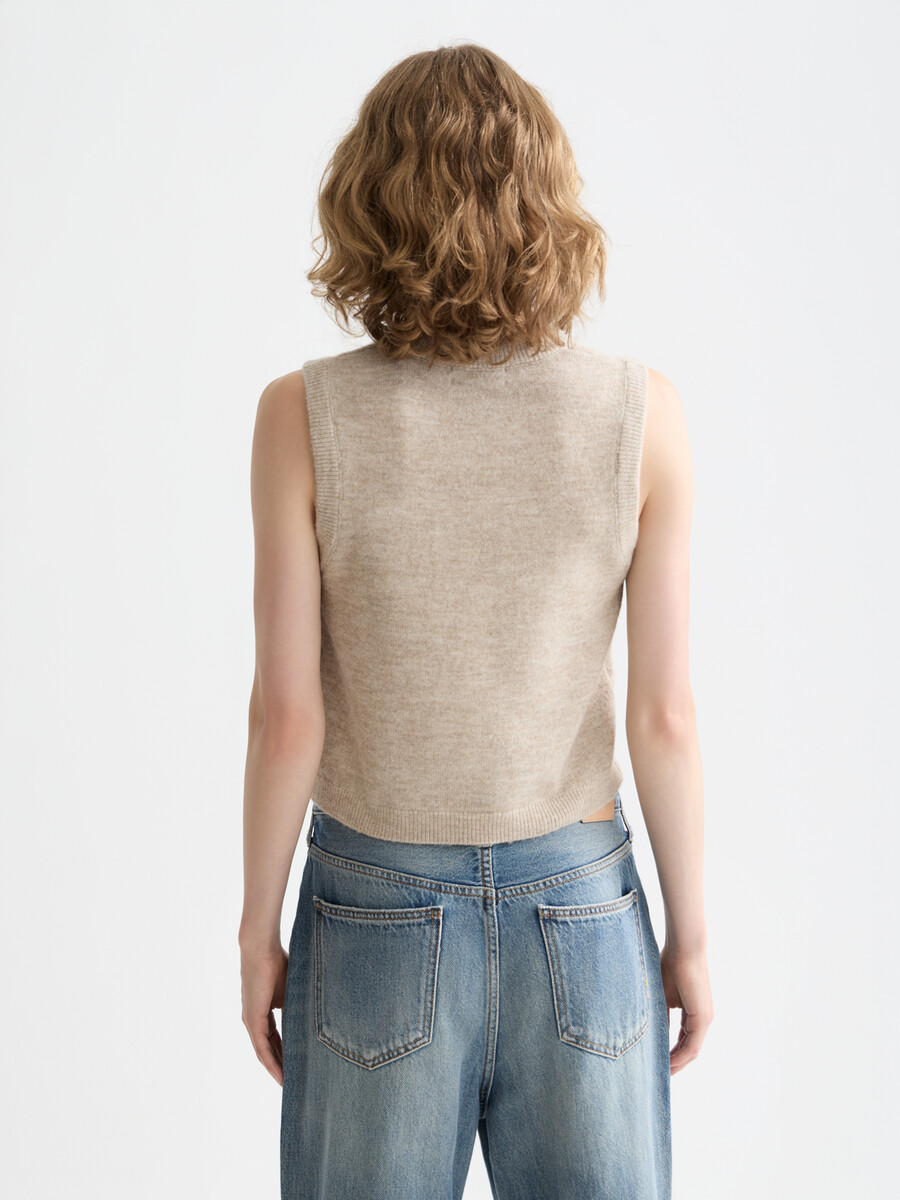 besticktes stricktop mit rundhalsausschnitt