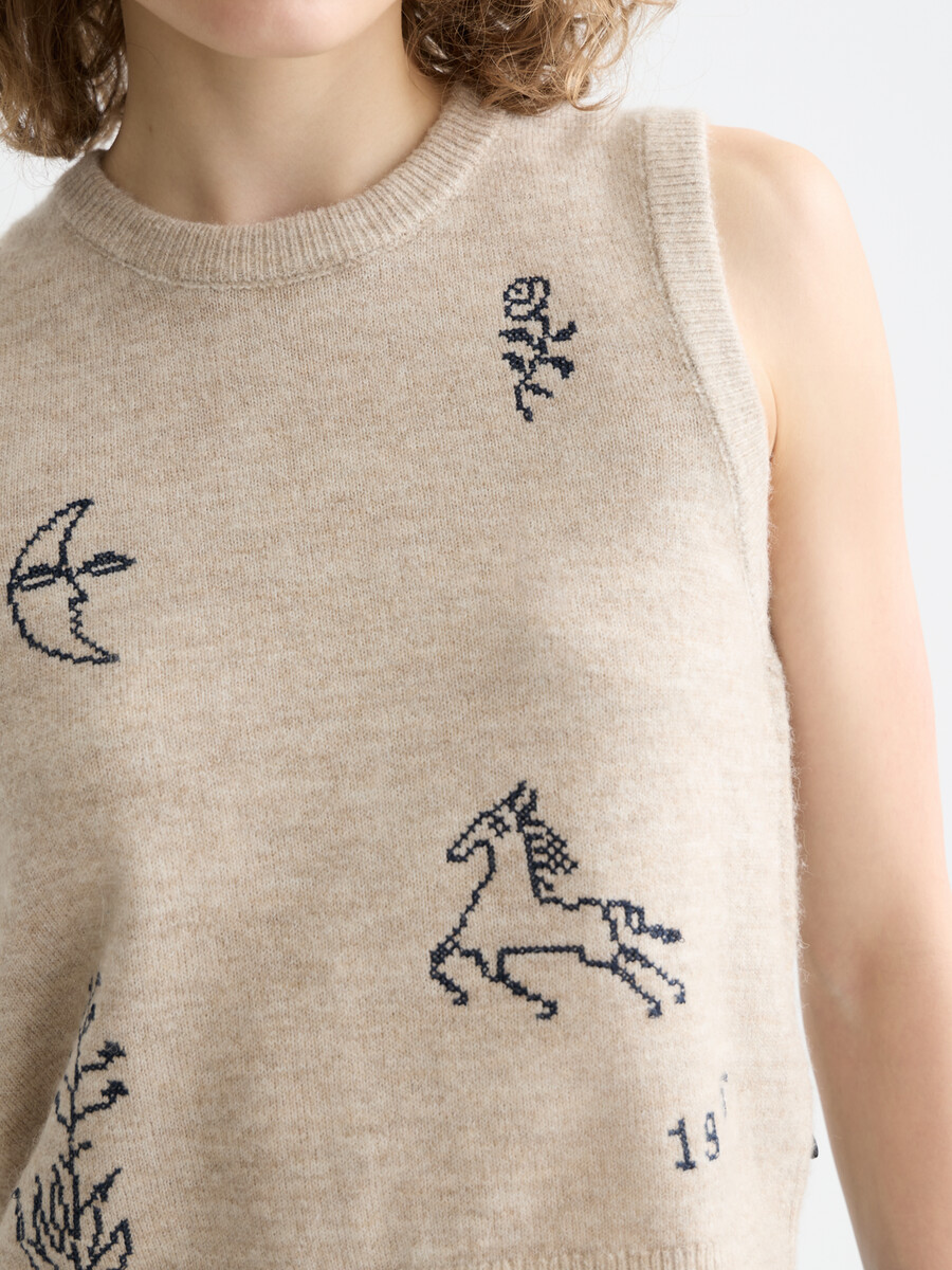 besticktes stricktop mit rundhalsausschnitt