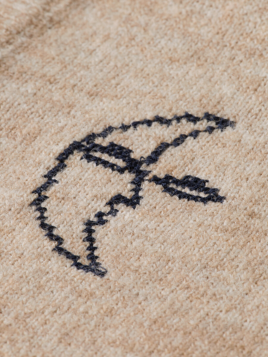 besticktes stricktop mit rundhalsausschnitt