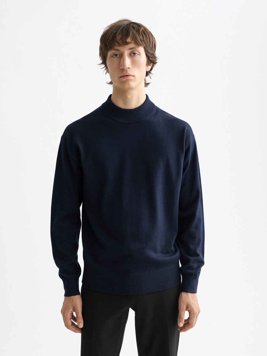 essentials — pullover mit überschnittenen schultern und stehkragen
