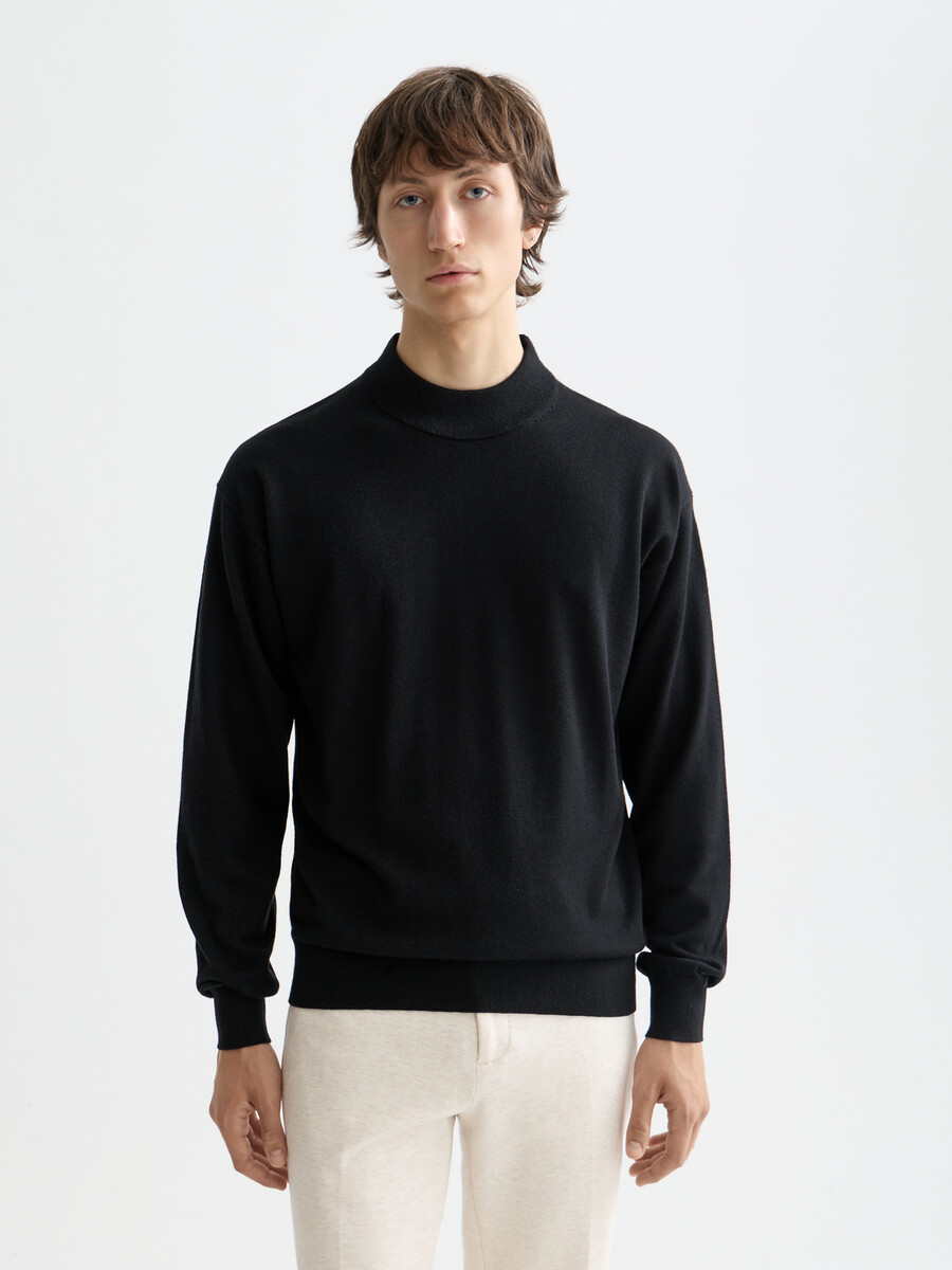 essentials — pullover mit überschnittenen schultern und stehkragen
