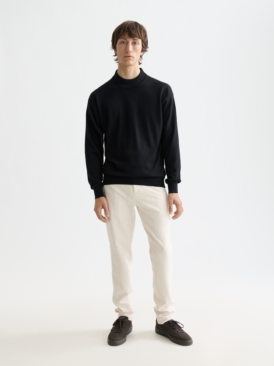 essentials — pullover mit überschnittenen schultern und stehkragen