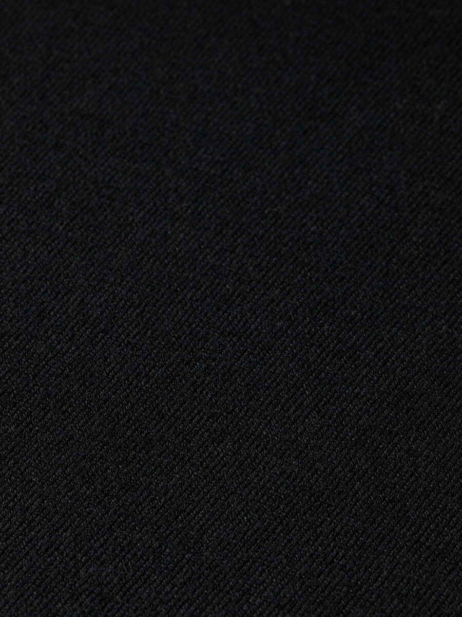 essentials — pullover mit überschnittenen schultern und stehkragen