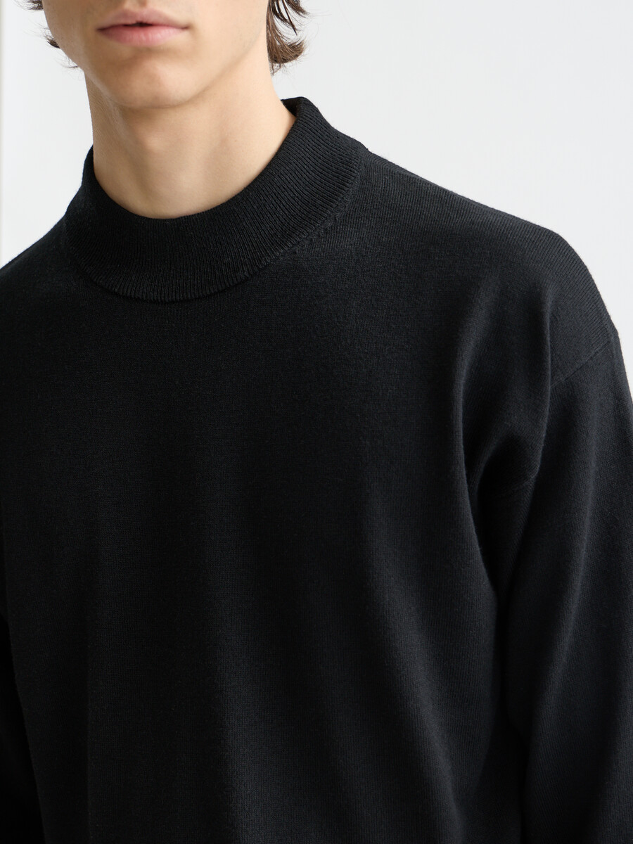 essentials — pullover mit überschnittenen schultern und stehkragen