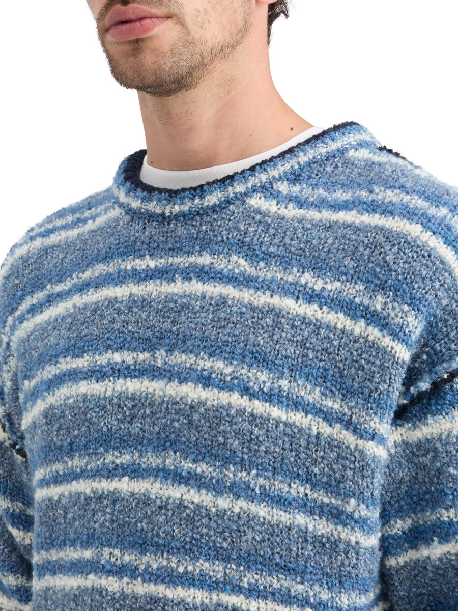 bouclé-pullover mit überschnittenen schultern