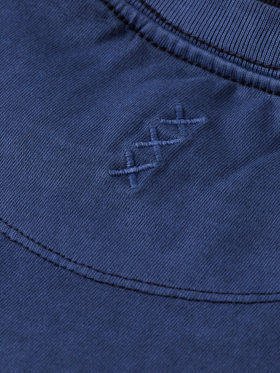 langarm-t-shirt mit lockerer passform und stückfärbung