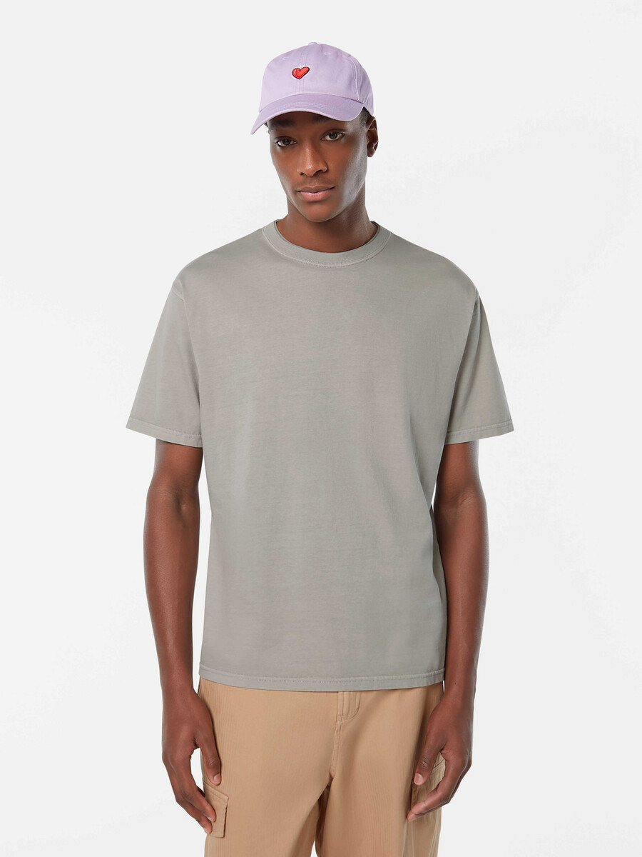 lässiges stückgefärbtes t-shirt