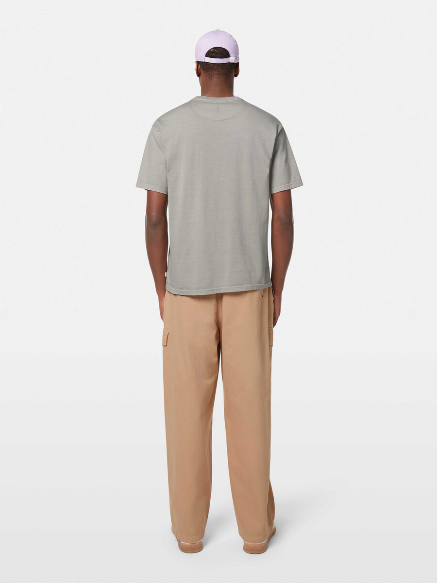 lässiges stückgefärbtes t-shirt