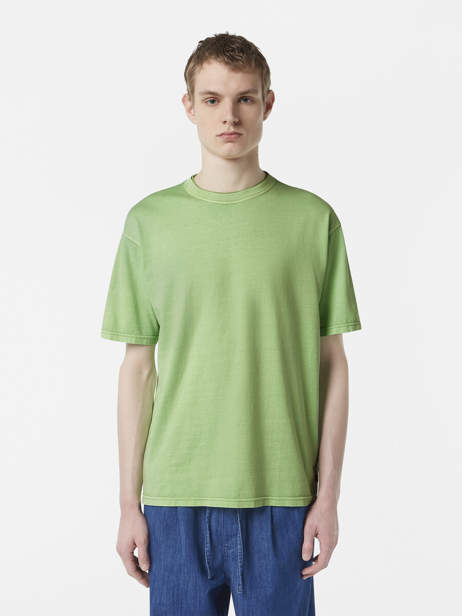 lässiges stückgefärbtes t-shirt