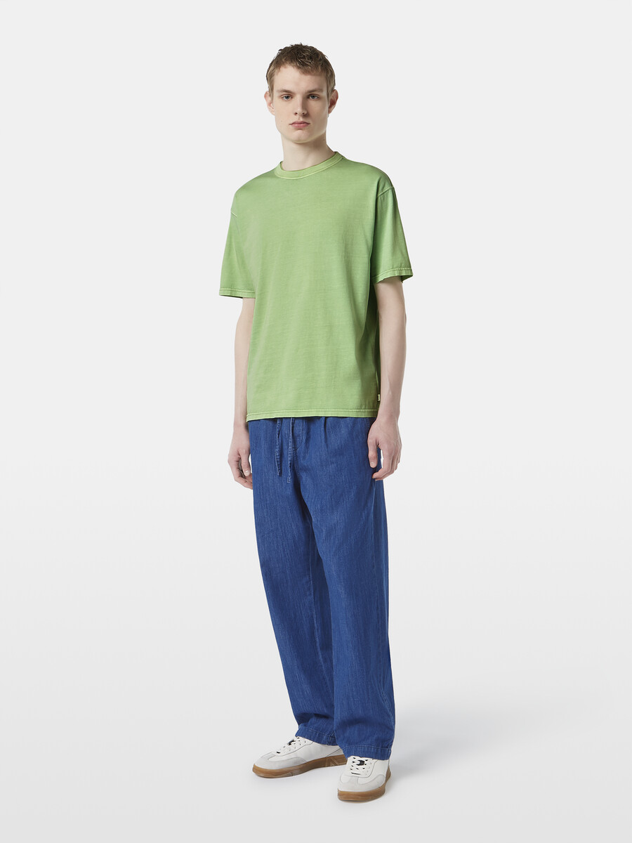 lässiges stückgefärbtes t-shirt
