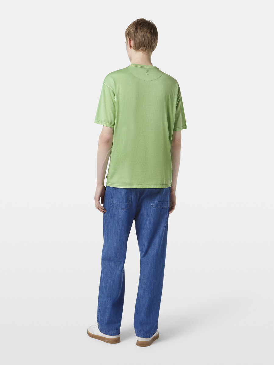 lässiges stückgefärbtes t-shirt