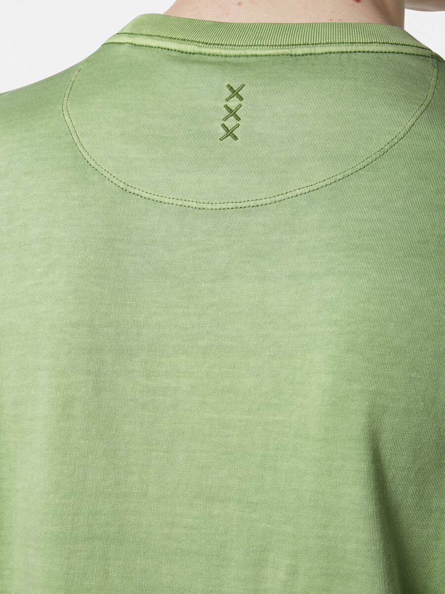 lässiges stückgefärbtes t-shirt