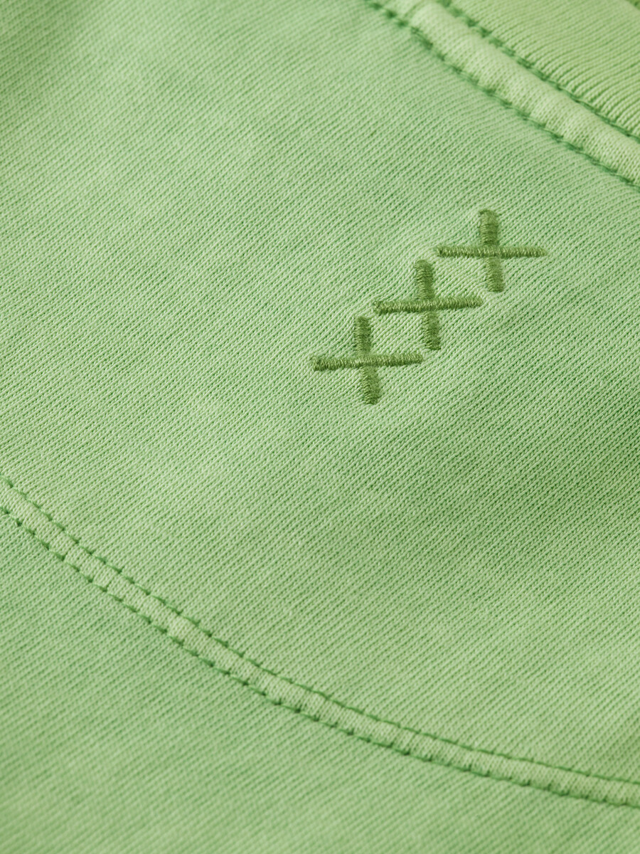 lässiges stückgefärbtes t-shirt