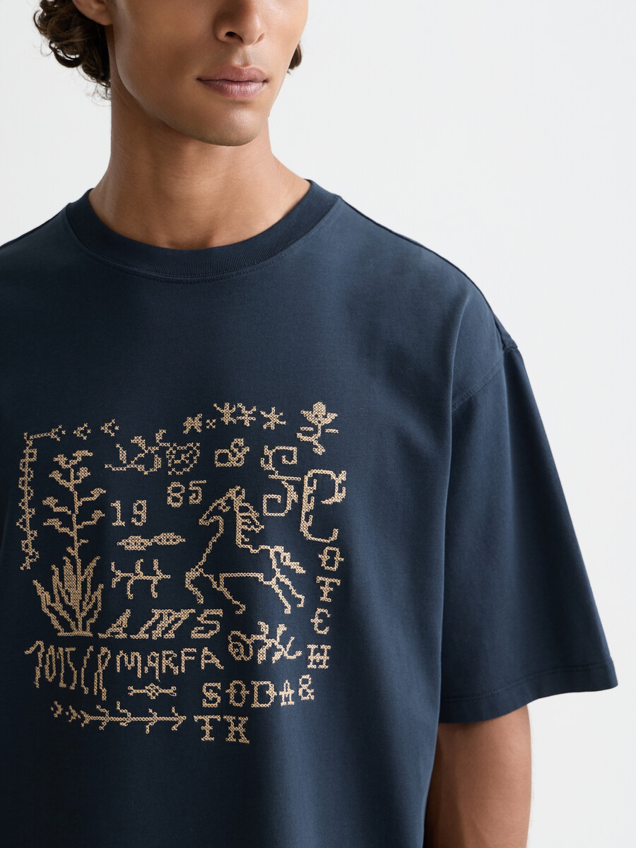 locker geschnittenes t-shirt mit kreuzstich-frontmotiv