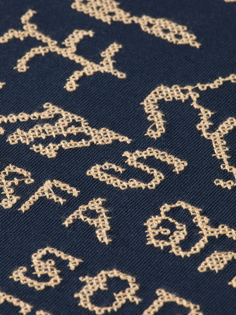 locker geschnittenes t-shirt mit kreuzstich-frontmotiv