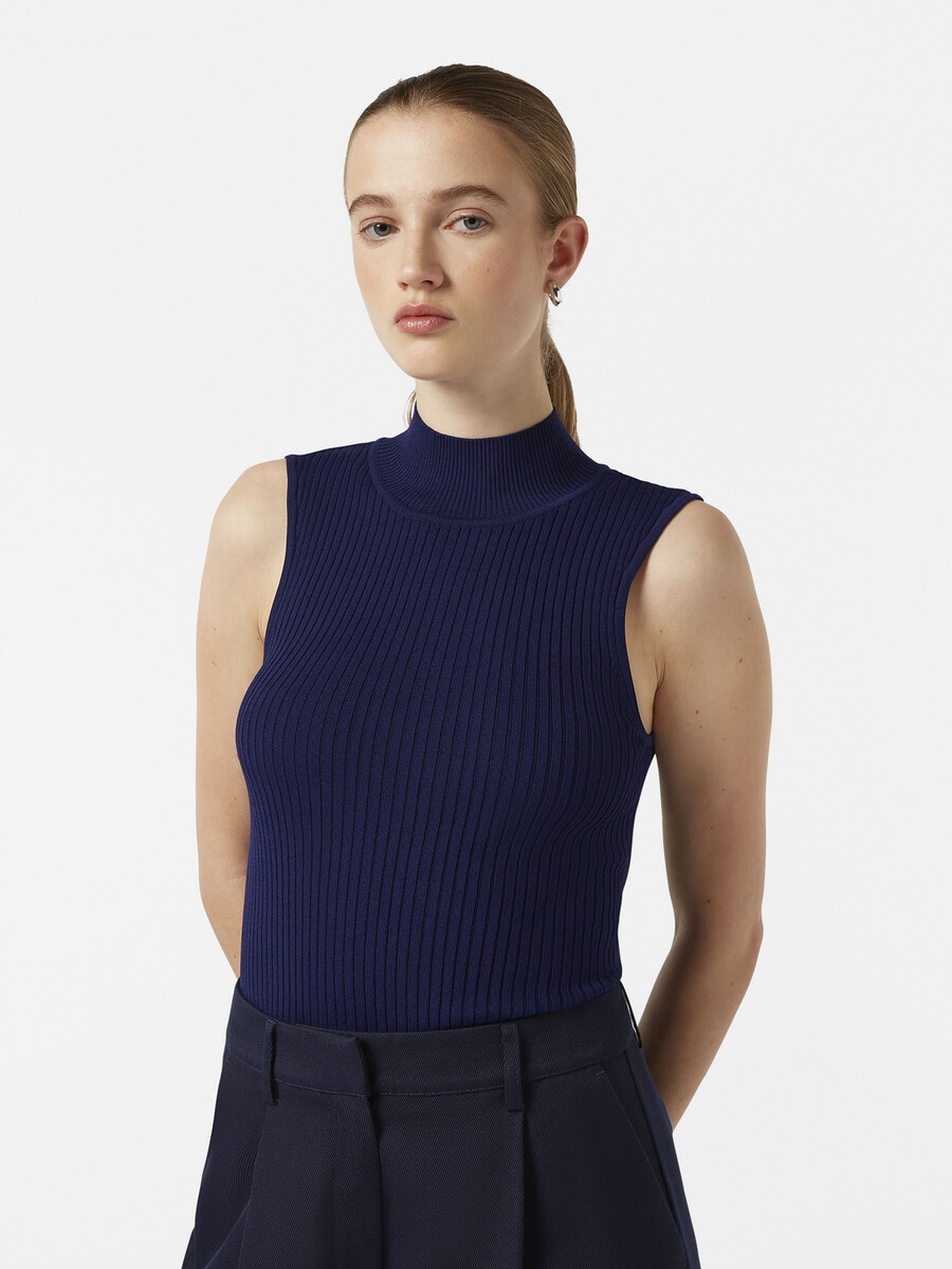 geripptes stricktop mit rollkragen