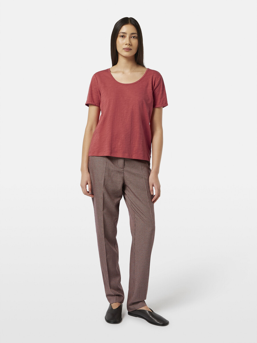 t-shirt mit u-ausschnitt reguläre passform und leichtem material