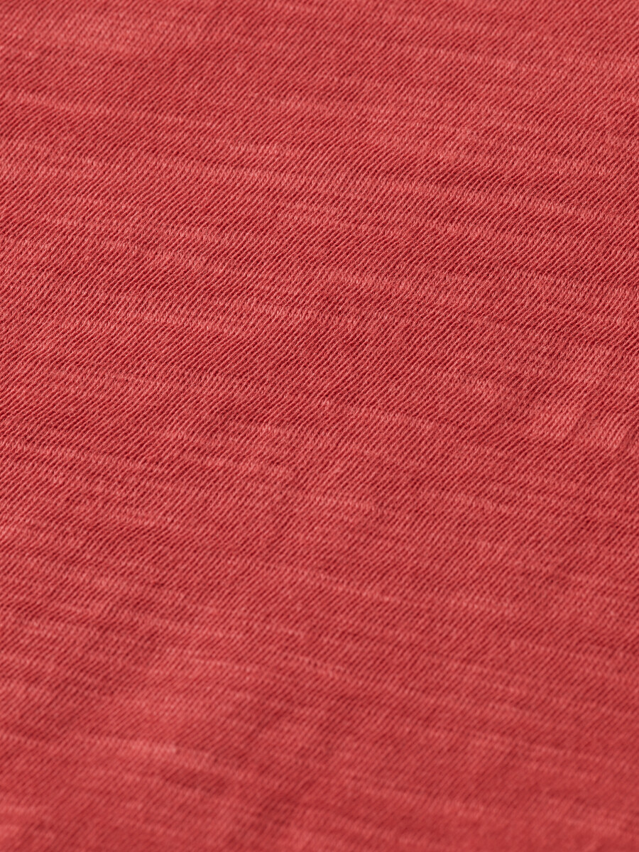 t-shirt mit u-ausschnitt reguläre passform und leichtem material