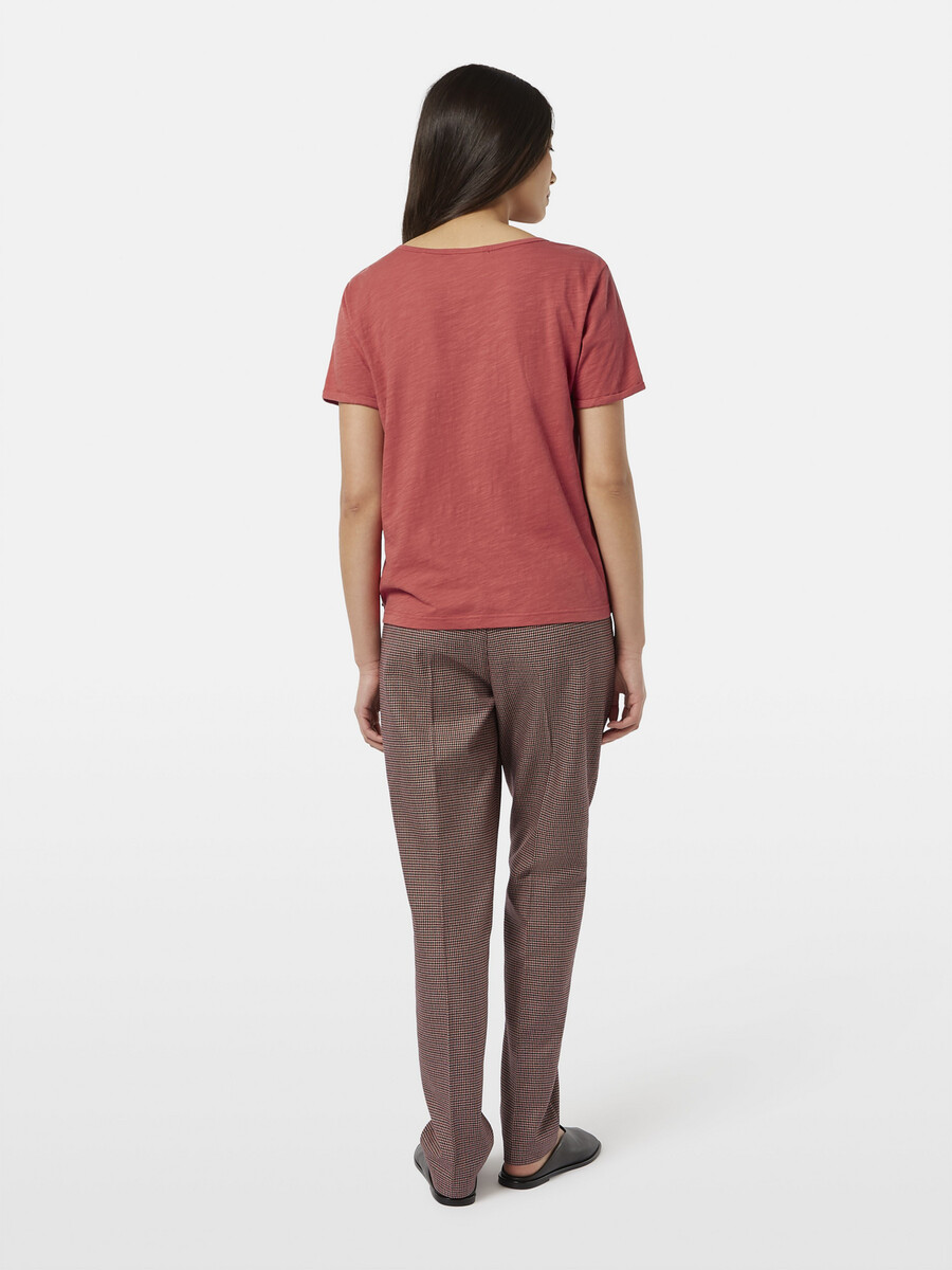 t-shirt mit u-ausschnitt reguläre passform und leichtem material