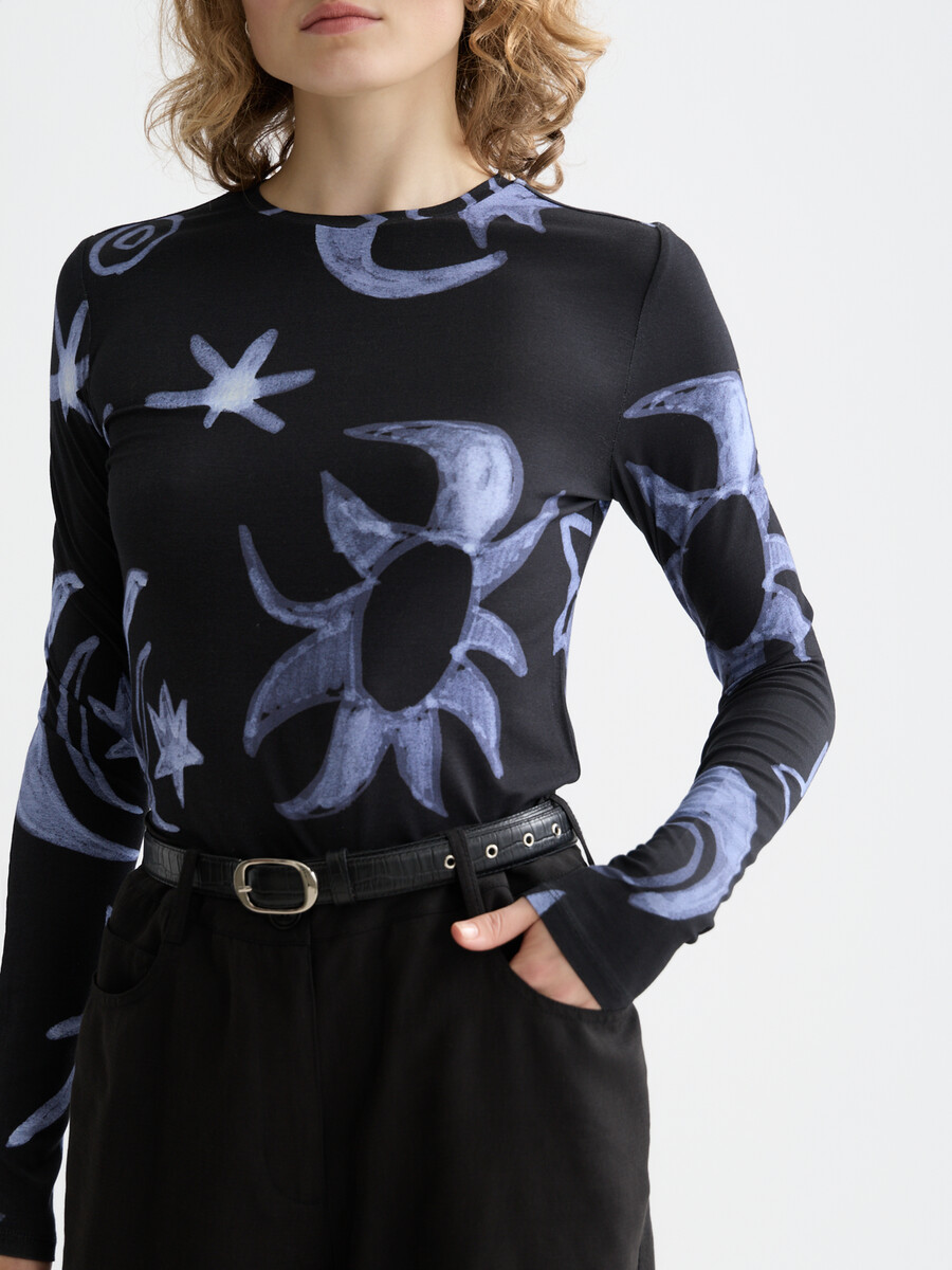 langarm-t-shirt mit allover-print